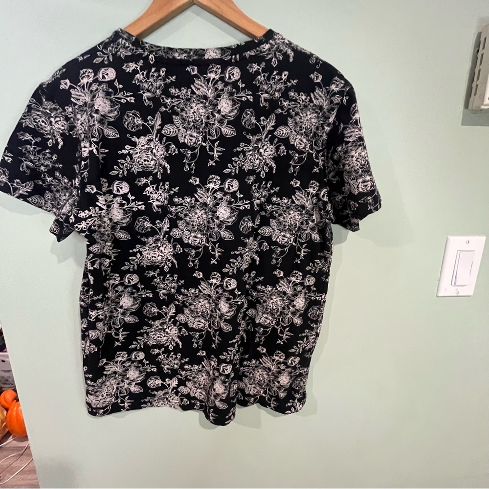 6/$25Elegant Black and White Floral Women's Blouse - Picture 5 of 6